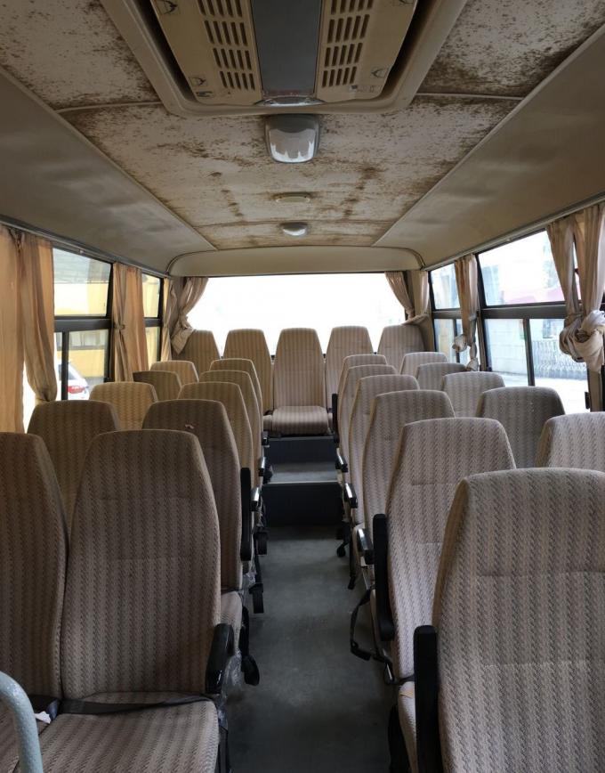Mittlere Hand des Größen-Zug-zweite, benutzter Bus und Trainer 2012-jährig mit 31 Sitzen