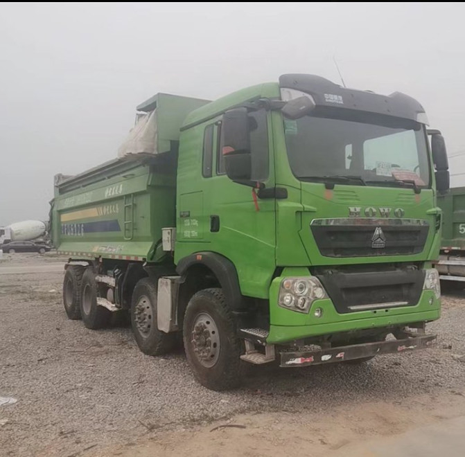 Benutzter Kipplaster Tipper With 375HP 317HP Howo 8x4 vier Achsen für Verkauf