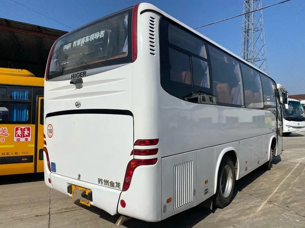 Benutzte Luxusbusse 32 Sitze übergeben höherer Maschine Trainer-Bus KLQ6796 Yuchai weiße Farbe an zweiter Stelle