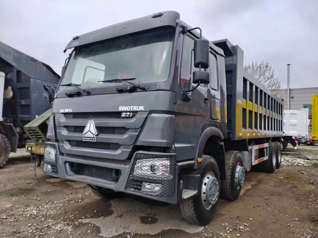 Flachdach-Kabinen-bewertete Last 15.5t zweite Hand-Tipper Trucks Black Colors 371hp 8×4 HOWO ZZ3317