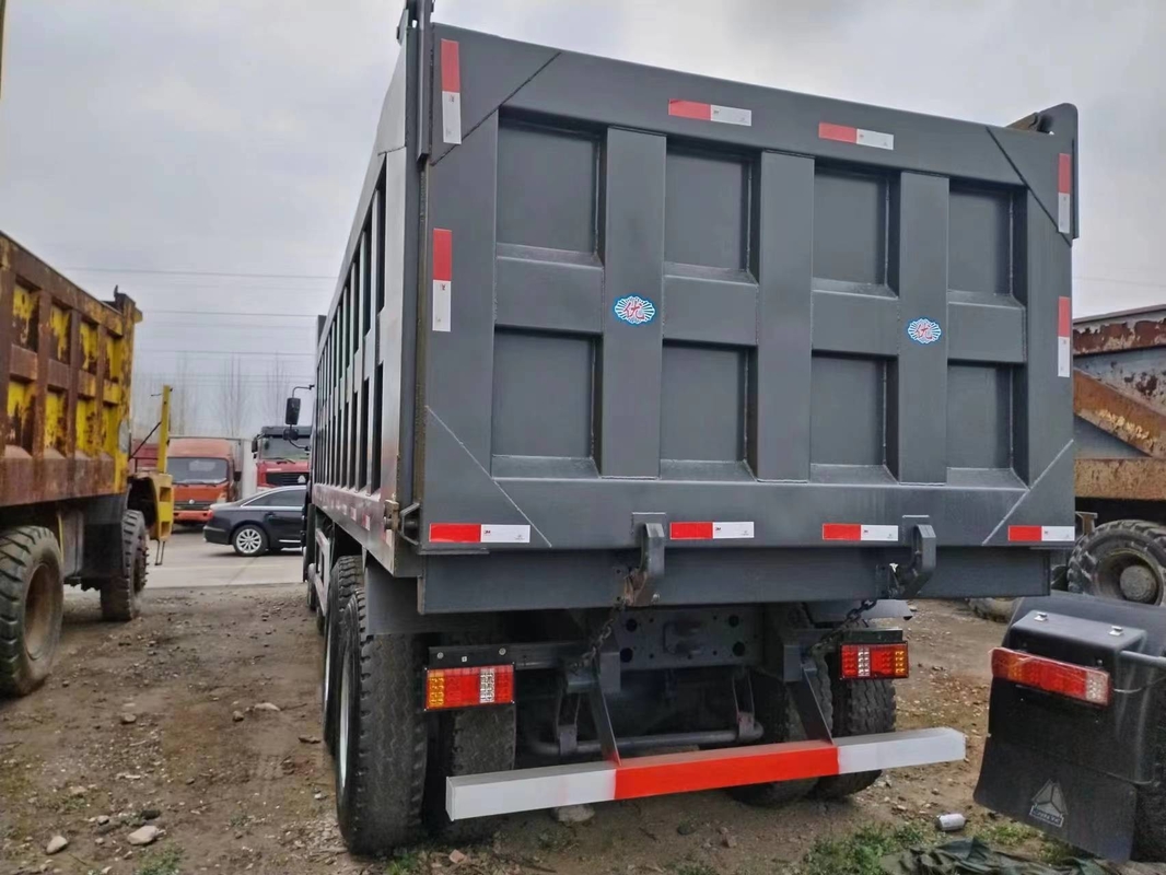 Flachdach-Kabinen-bewertete Last 15.5t zweite Hand-Tipper Trucks Black Colors 371hp 8×4 HOWO ZZ3317
