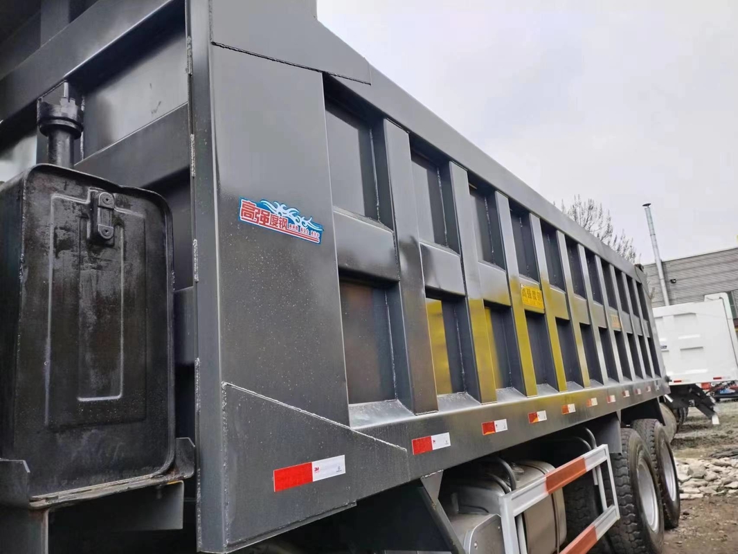 Flachdach-Kabinen-bewertete Last 15.5t zweite Hand-Tipper Trucks Black Colors 371hp 8×4 HOWO ZZ3317