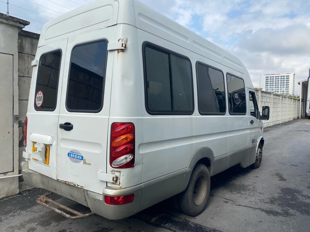 Zweite Hand Mini Van Front Engine 11 setzt hintere Türen, die A/C hohes Dach 140hp IVECO-Kleinbus NJ6604 benutzte