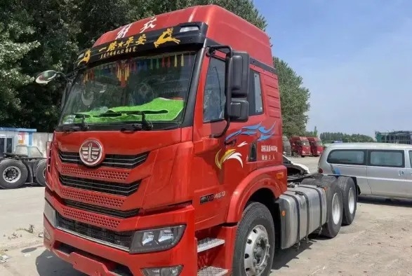 Gebrauchter Pferdeanhänger, 2021, rote Farbe, 6×4-Antriebsmodus, Weichai-Motor, 460 PS, gebrauchter FAW-Traktor