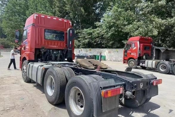 Gebrauchter Pferdeanhänger, 2021, rote Farbe, 6×4-Antriebsmodus, Weichai-Motor, 460 PS, gebrauchter FAW-Traktor
