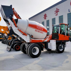 Benutztes Leergewicht Mischer Yuchai-Maschinen-9000kg 6 Meter nagelneuer Selbstladende mischende LKW-