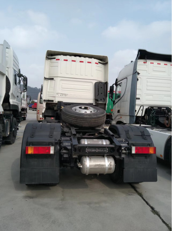 Benutzte des Traktor-LKW-Euro-5 DONGFNEG 4X2 Gesamtzugkraft-Masse Antriebs-Modus-Traktor-des Kopf-465hp 30 Tonnen LHD
