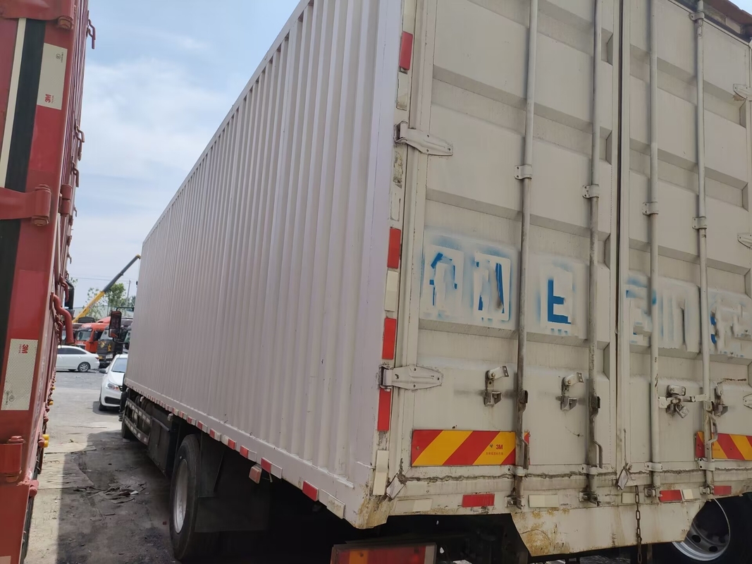 Benutzte Fracht-LKWs Cummins Engine 245 Pferdestärken-schnelles Getriebe 10 der langen hohen Dach-Meter Kabinen-Dongfeng Van Truck