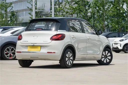 Gebraucht Neue Energiefahrzeuge Wuling Bingo Leichtkaffee Farbe 333KM Modell
