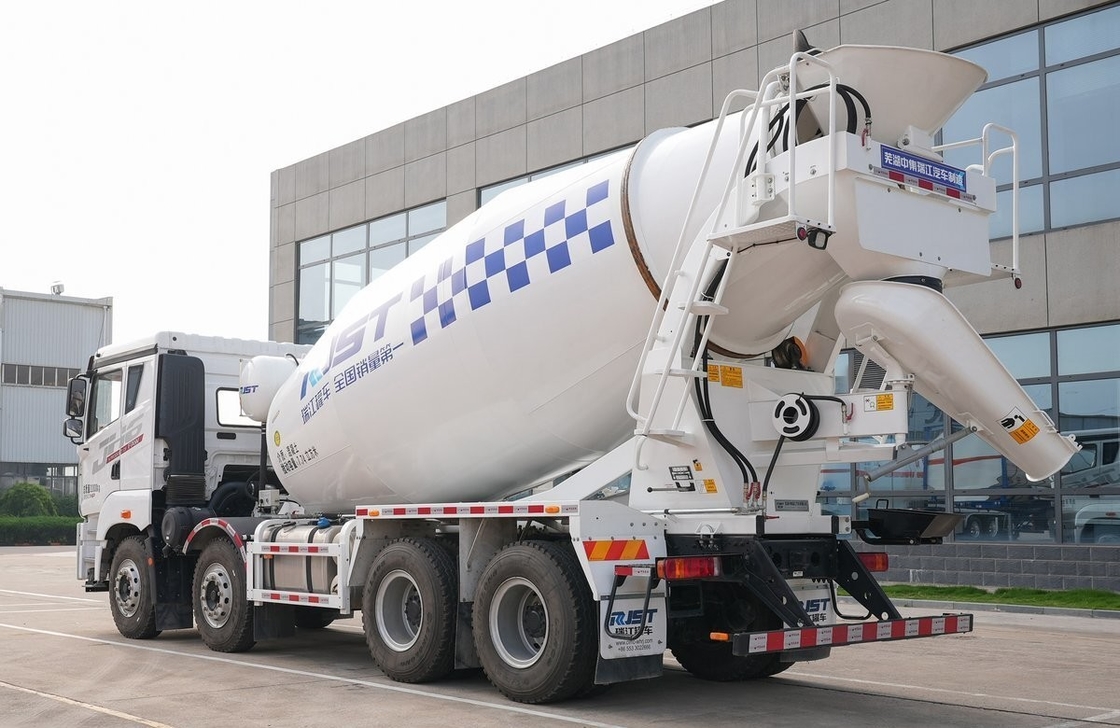 Betonmischfahrzeug Jiefang 8*4 Fahrmodus Gebrauchtbetonfahrzeuge 7,74 Kubikmeter Flachdach