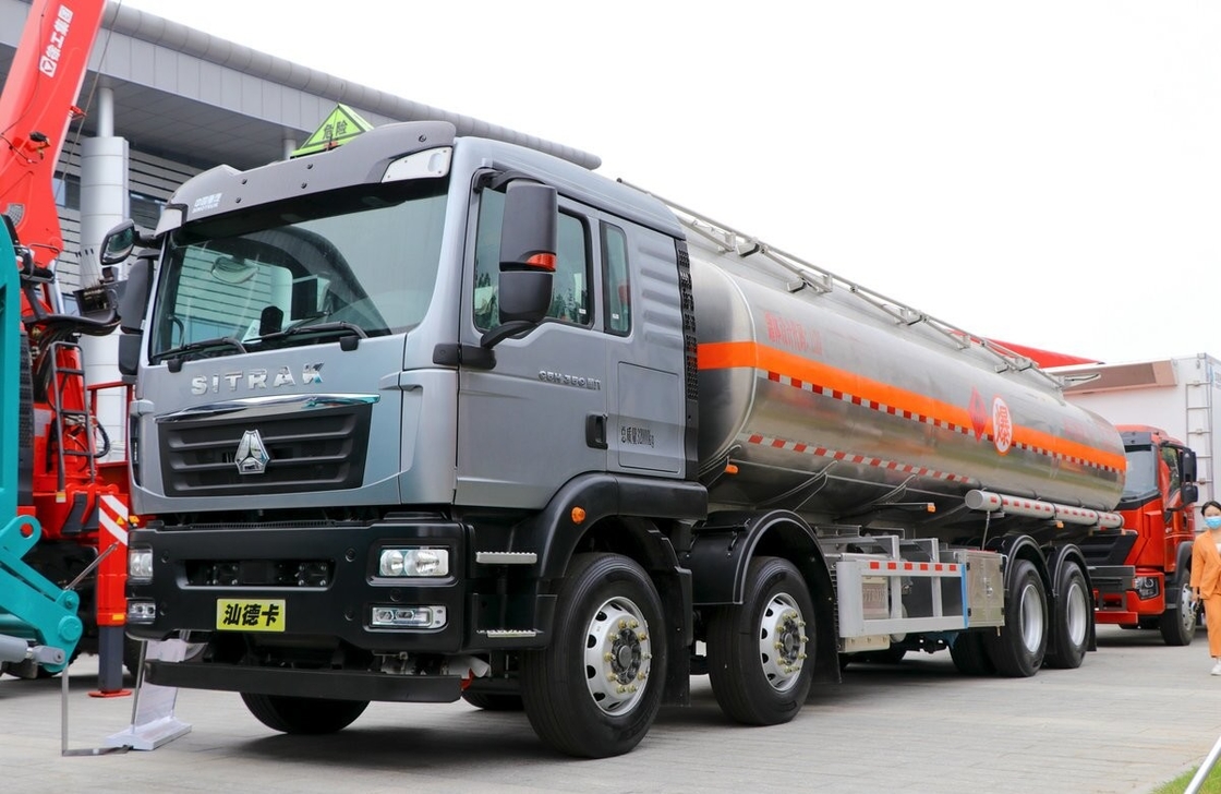 Gebrauchtes Schwerlastfahrzeug Sinotruck Gebrauchtöltanker 8*4 Antrieb 26 Kubik 4 Achsen