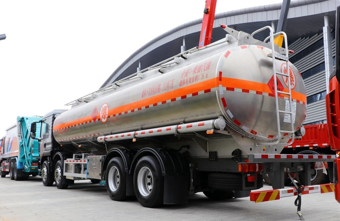 Gebrauchtes Schwerlastfahrzeug Sinotruck Gebrauchtöltanker 8*4 Antrieb 26 Kubik 4 Achsen