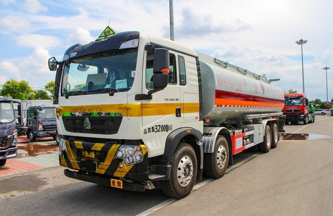8*4 HOWO Gebrauchtöl-Tanker Lkw 350 PS Einzel- und Halbkabine 30m3