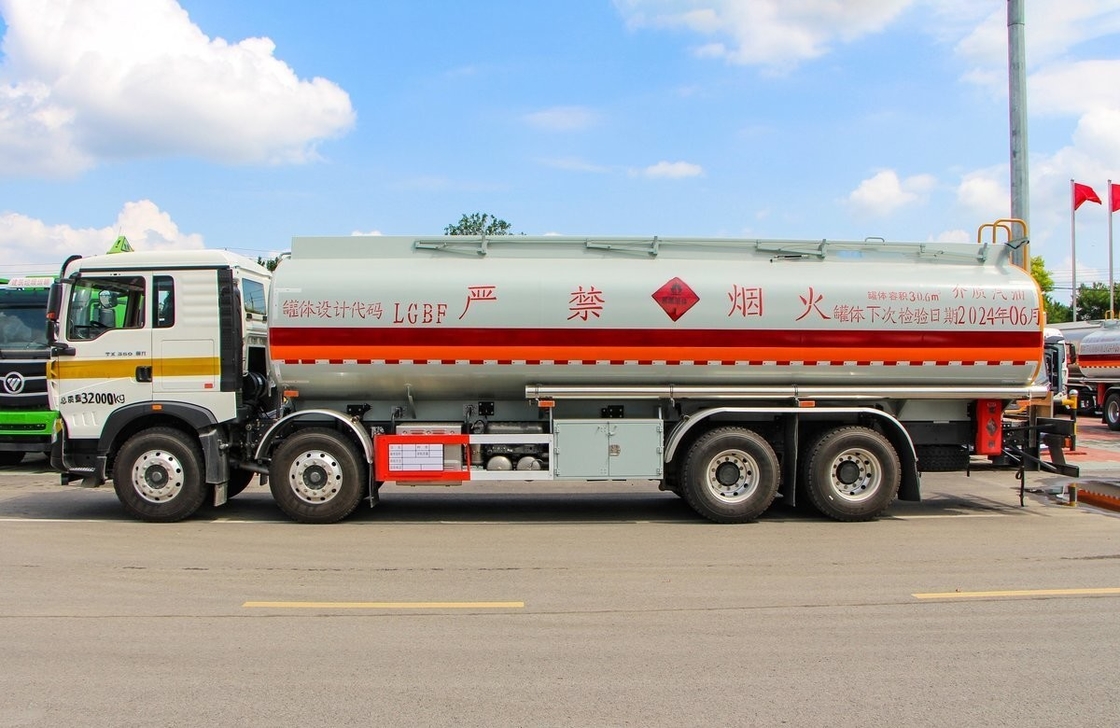 8*4 HOWO Gebrauchtöl-Tanker Lkw 350 PS Einzel- und Halbkabine 30m3
