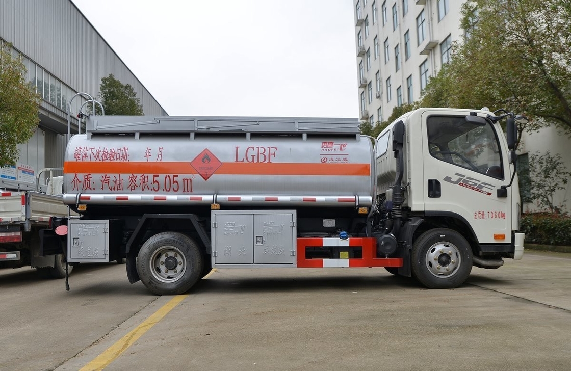Kleiner 5 Kubikmeter großer Gebrauchtöltankschiff 4*2 Jiefang Kraftstofftankschiff Lastwagen doppelte Hinterreifen