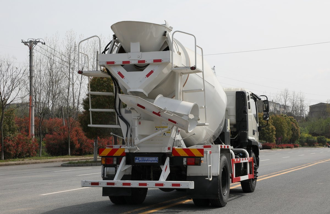 Minibetonmischer Foton ES5 Weiße Farbe 4m3 Mischtanker 4*2 Antriebsmodus