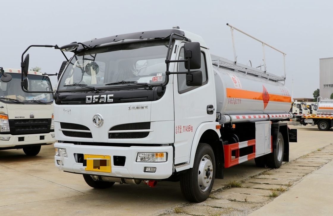 Kleiner Tanker 7,6 Kubikmeter 4*2 Antriebsmodus Dongfeng Neuer Lkw Einfachkabine Blattfeder