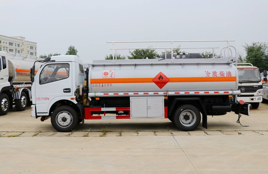 Kleiner Tanker 7,6 Kubikmeter 4*2 Antriebsmodus Dongfeng Neuer Lkw Einfachkabine Blattfeder