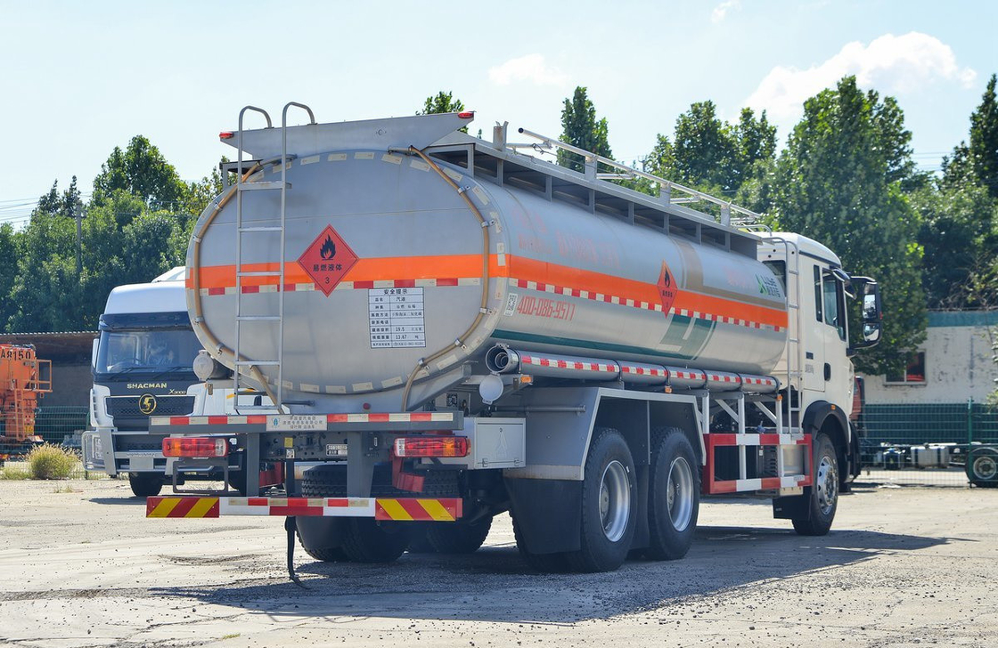Howo Ölfahrzeug 20 Kubikmeter 10 Reifen Howo TX Tankwagen 6*4 Flachdach 350 PS