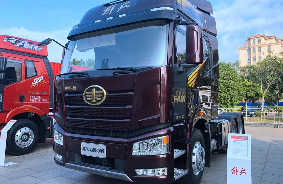 Faw Traktor Lkw J6P Logistik Vertrieb 560 PS leistungsstarker Motor 10 Reifen hohes Dach