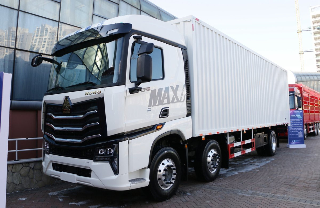 Gebrauchtes Box-Frachtfahrzeug Sinotruck MAX 6*2 Schwerlastmodell Container Box Deisel-Motor