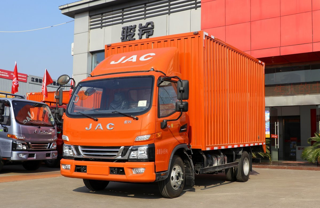 Leichtlastwagen mit Gebrauchtlastlast 8 Tonnen JAC V6 Manuelle Einfachachse 300L Kapazität Öltankschiff
