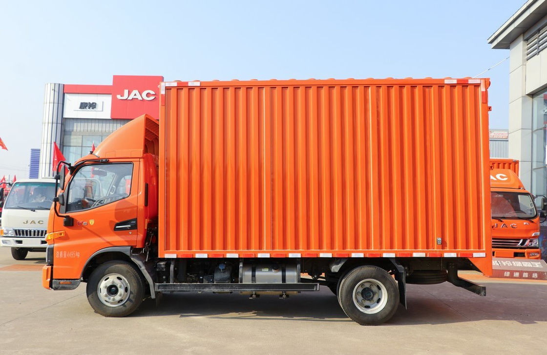 Leichtlastwagen mit Gebrauchtlastlast 8 Tonnen JAC V6 Manuelle Einfachachse 300L Kapazität Öltankschiff
