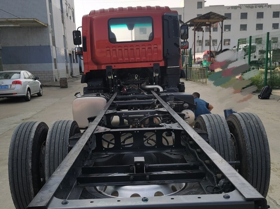 10 Tonnen Lastwagen Chassis 4*2 Doppelreifen Euro 3 Cummins Motor 5150 Radstand