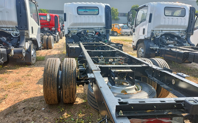 Einreiher Lastwagen Isuzu 10 Tonnen 4×2 Lastwagen 5,5 Meter lange Box Euro 4 Flat Cab