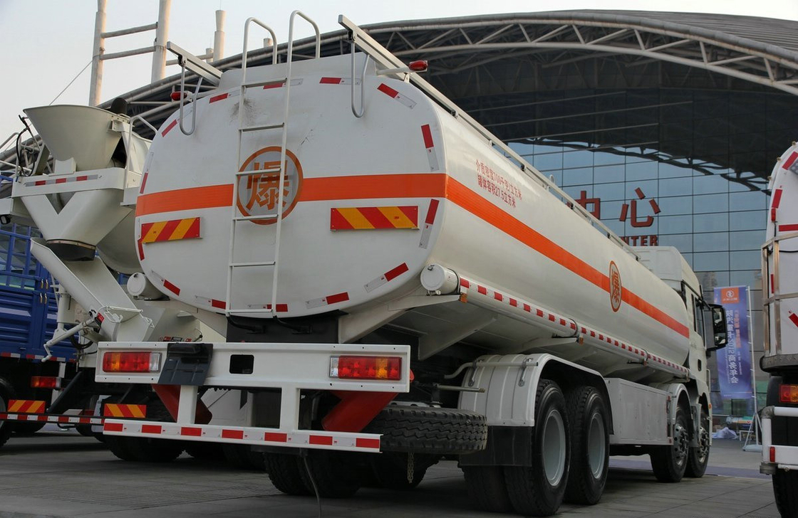 8x4 Öltanker Lastwagen Shacman 12 Räder Euro 4 Emission 30m3 Kapazität Weichai 290 PS