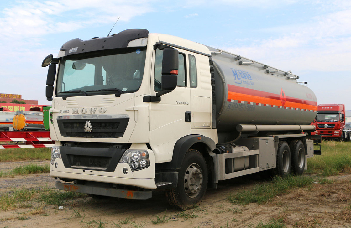 Sinotruck Howo 6*4 Antriebsmodus 10 Reifen Öltanker Lkw 25 Kubikmeter 10 Meter lang LHD