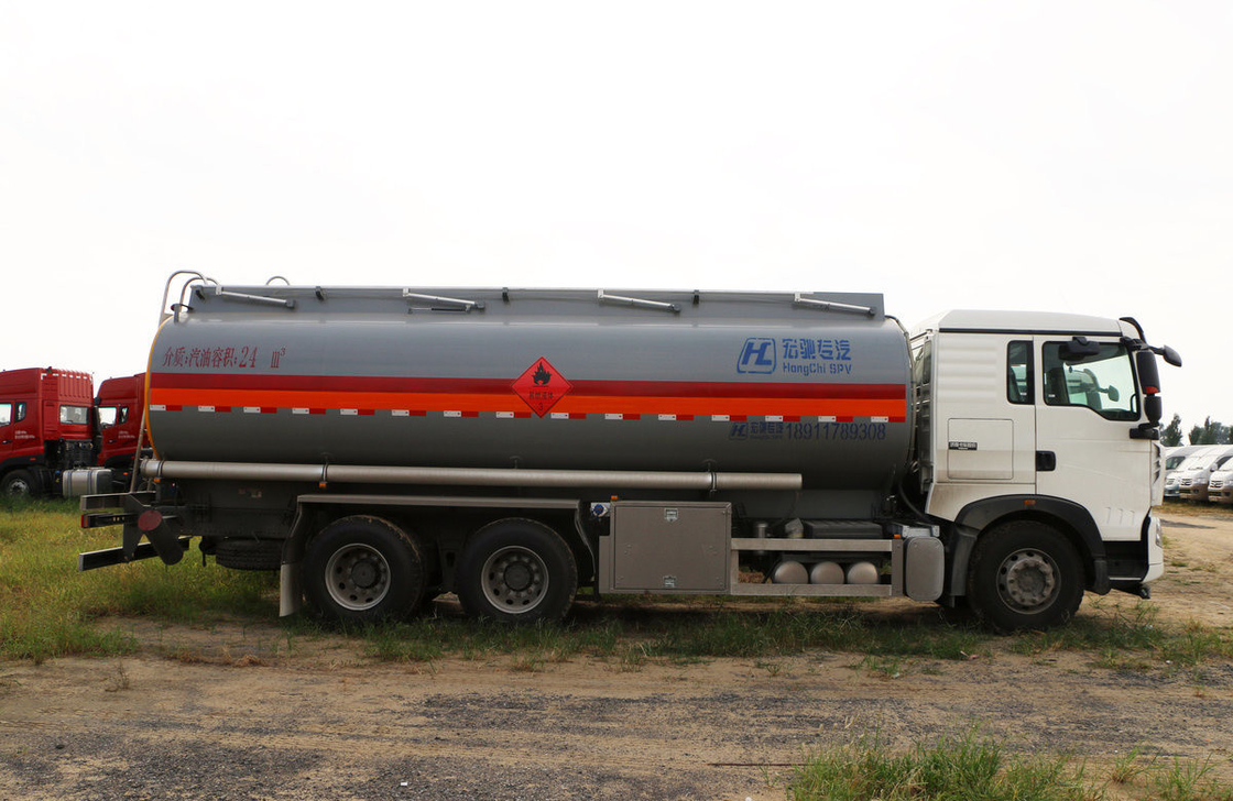 Sinotruck Howo 6*4 Antriebsmodus 10 Reifen Öltanker Lkw 25 Kubikmeter 10 Meter lang LHD