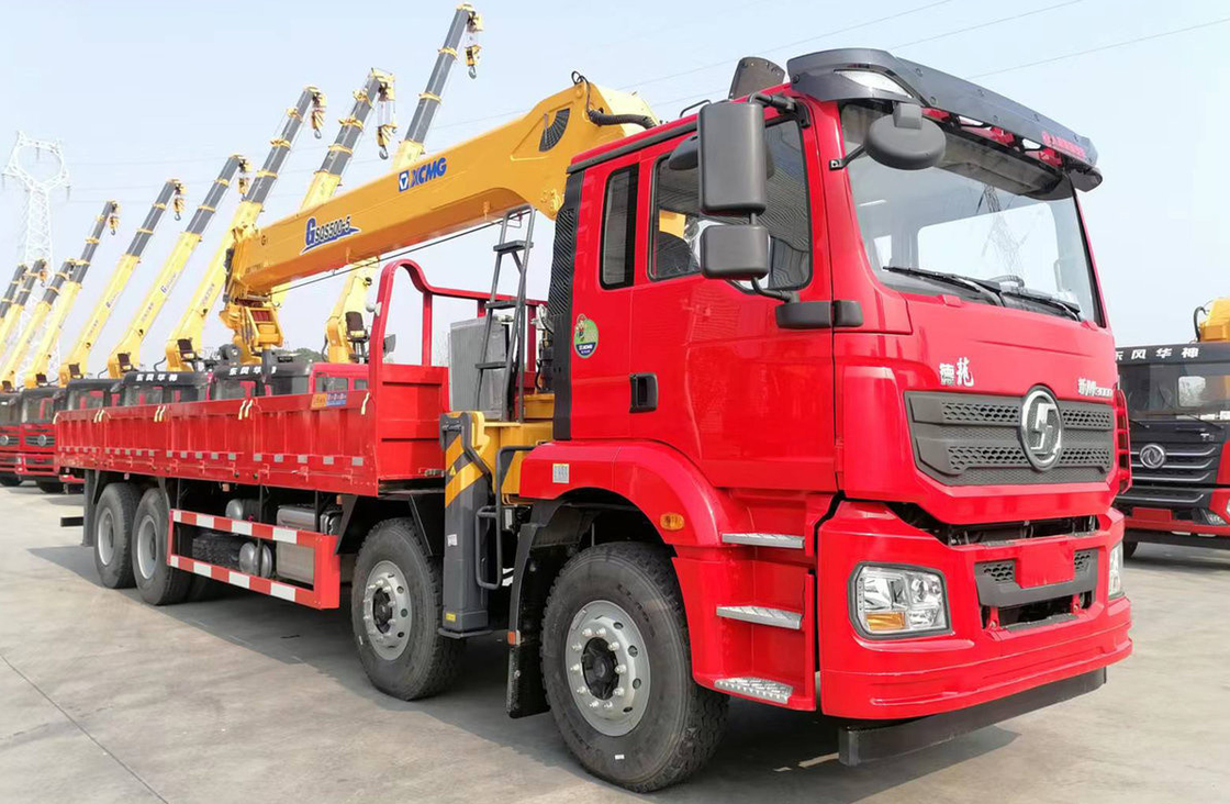 20 Tonnen schwerer Lastwagen-Kran Shacman 8×4 Flachbett 5 Sektionsarm 23,7 Meter lang