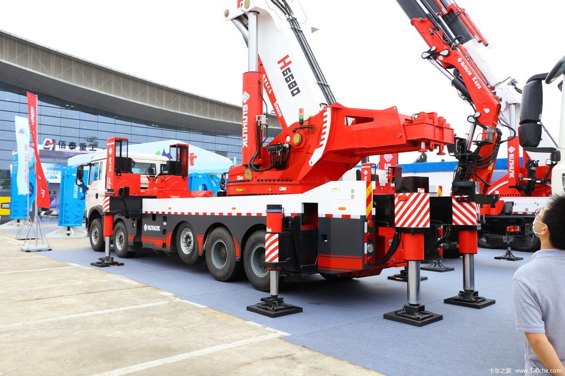 100 Tonnen Lastwagen-Kran Howo 10*4 Chassis 440 PS Knöchel-Arm-Kran 135 Tonnen Heben