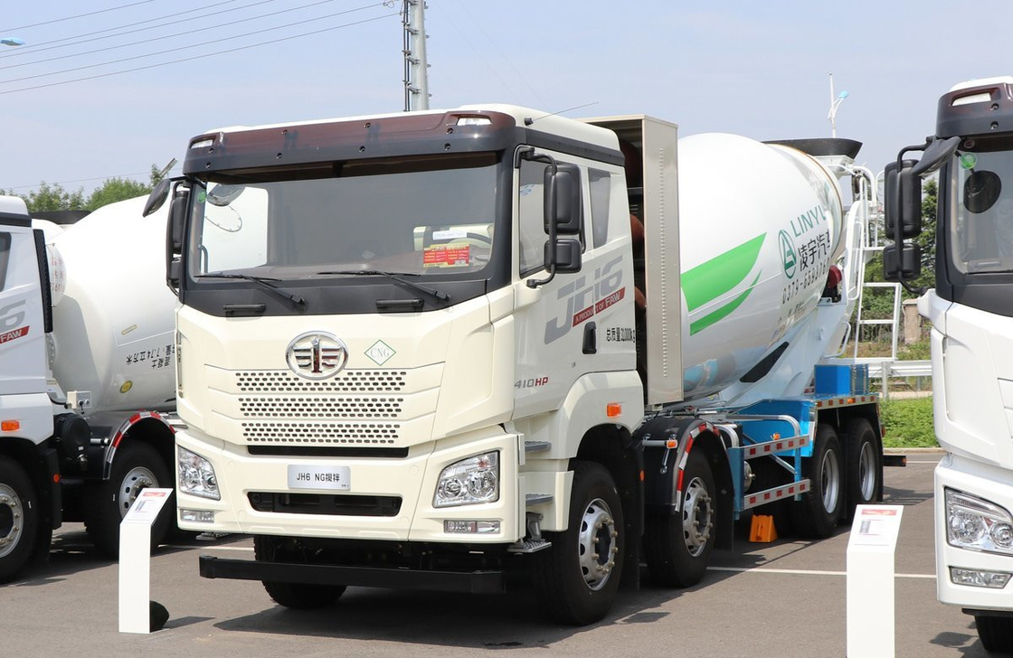 10m3 Betonmischer Lkw Jiefang 8×4 Mischer CNG-Motor 410 PS Sechszylinder Flachkabine