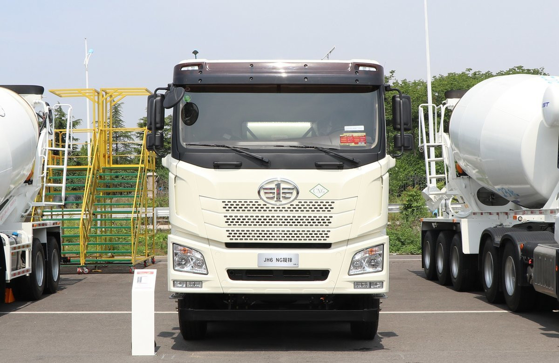 10m3 Betonmischer Lkw Jiefang 8×4 Mischer CNG-Motor 410 PS Sechszylinder Flachkabine