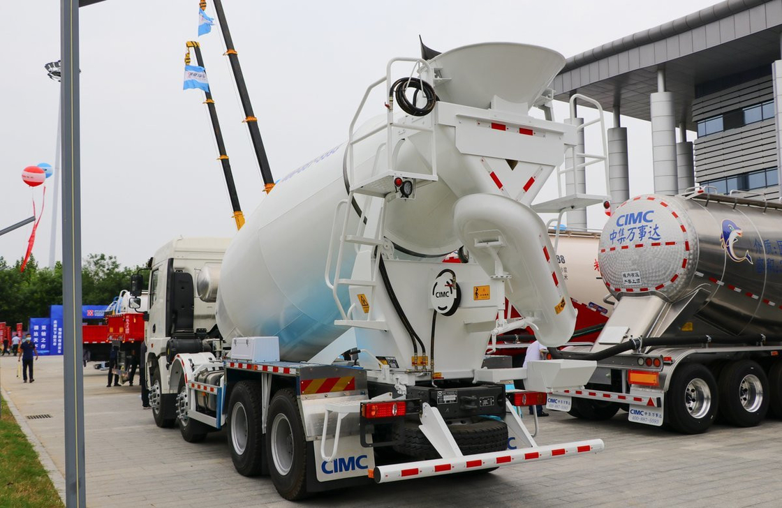 Betonmischer mit 8x4 Antrieb 8 Kubikzementtanker Weichai 350 PS Lhd