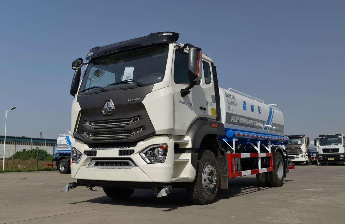 Gebrauchtes Sprinkler-Lkw Einfachachs-Sinotruck Hohan Modell 10 M3 Spray Road Brandneue LHD