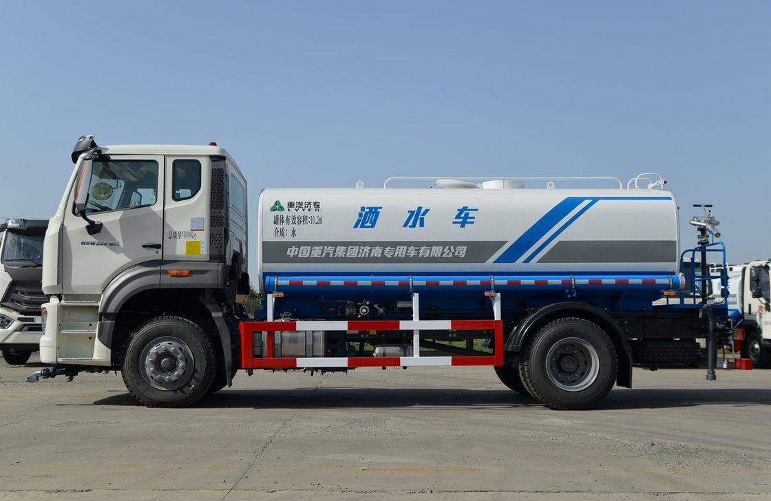 Gebrauchtes Sprinkler-Lkw Einfachachs-Sinotruck Hohan Modell 10 M3 Spray Road Brandneue LHD