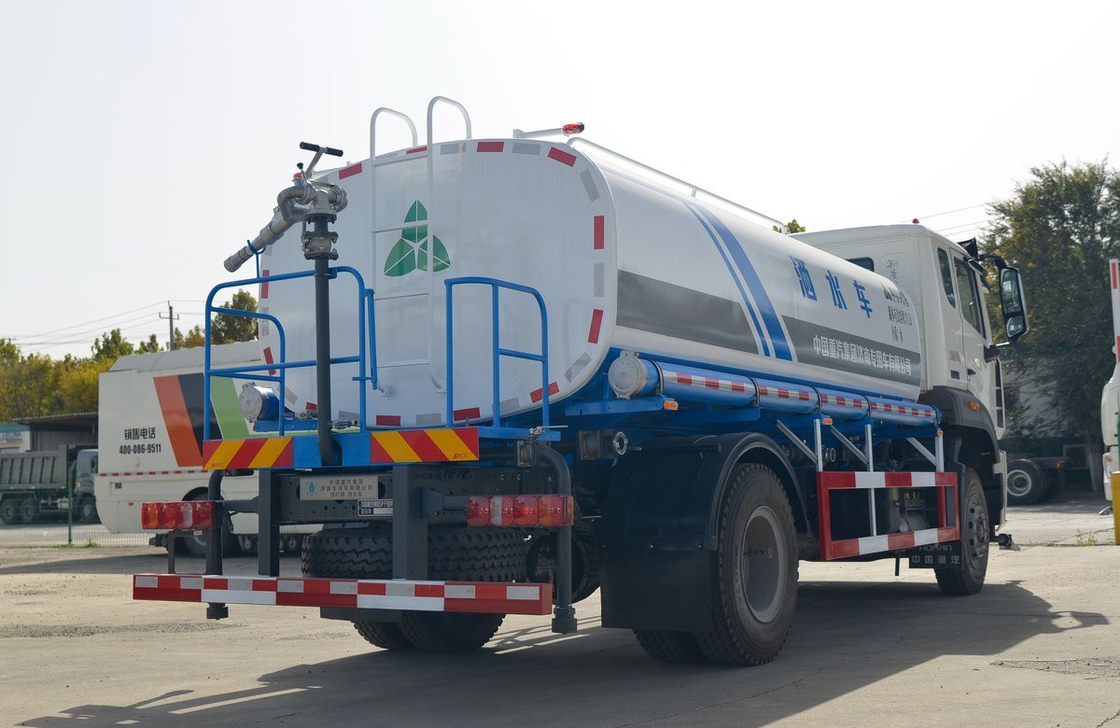 Gebrauchtes Sprinkler-Lkw Einfachachs-Sinotruck Hohan Modell 10 M3 Spray Road Brandneue LHD