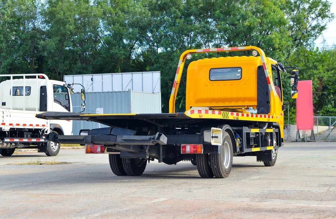 Flachbettfahrzeug Anhänger Lkw Howo 4*2 Kleines Schleppfahrzeug Einfachkabine 2 Tonnen LHD/RHD