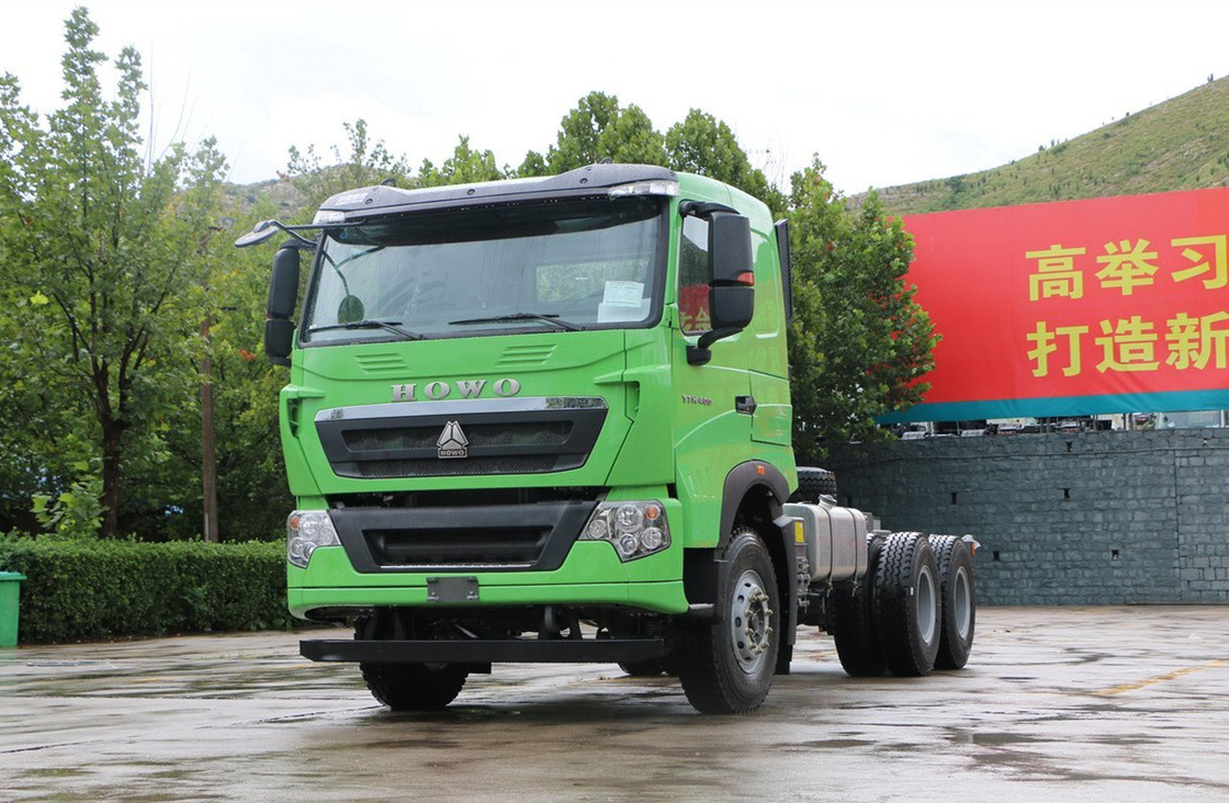 6*4 Lieferanten von Mülltransportern Sinotruck Howo T7H Grüne Farbe 6 Zylinder 400 PS starker Motor
