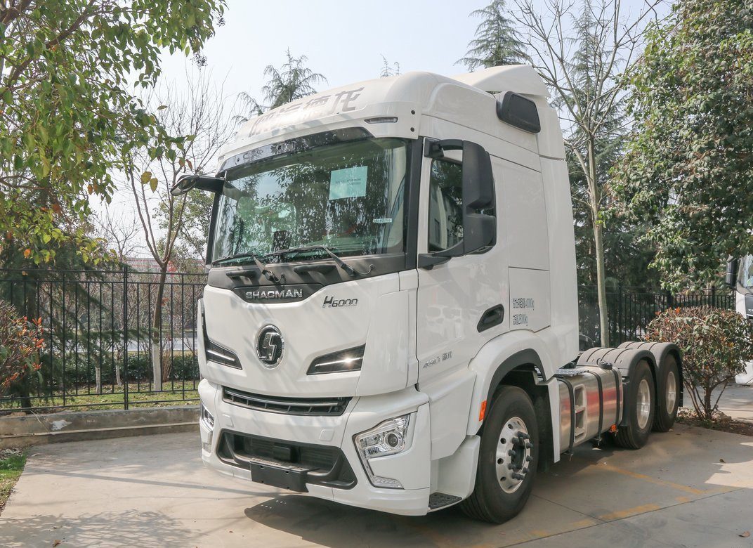 Anhängerkopf Lkw Weiße Farbe 6*4 Shacman H6000 Cummins 490 PS Motor 10 Reifen Blattfeder