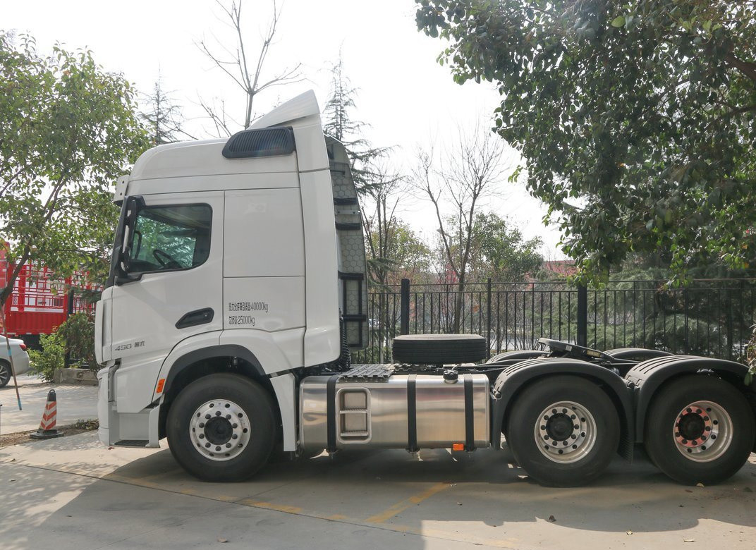 Anhängerkopf Lkw Weiße Farbe 6*4 Shacman H6000 Cummins 490 PS Motor 10 Reifen Blattfeder