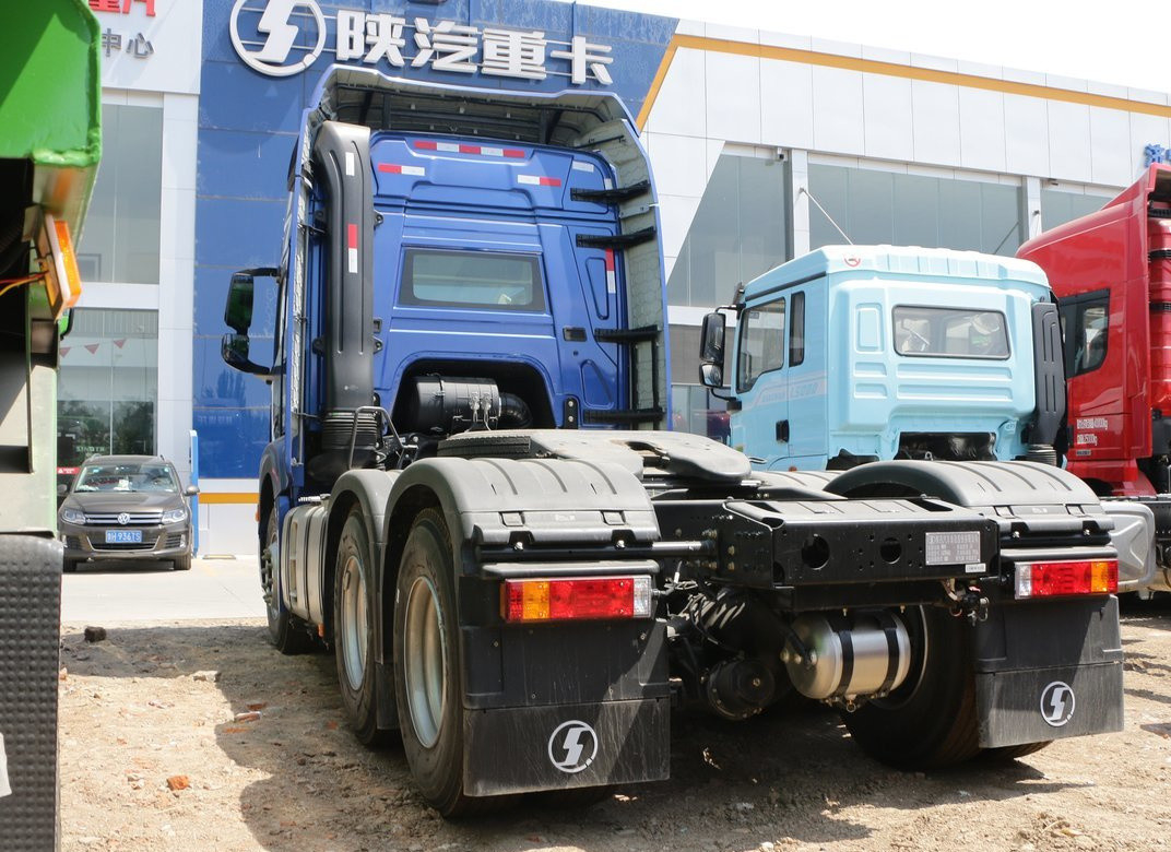 Traktorfahrzeuge Blaue Farbe Hochdachkabine 480 PS Shacman H6000 Prime Mover Schnellgetriebe
