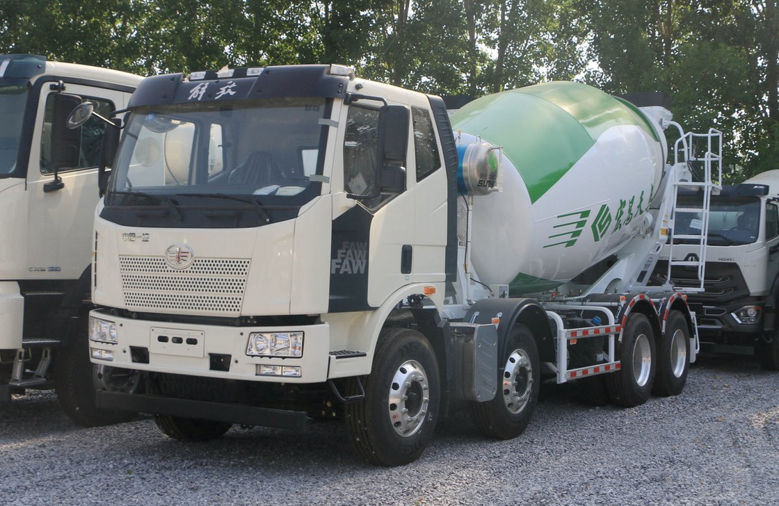 90% Neue Betonmischmaschine mit Ein-und-Halbkabine 8*4 FAW Mischwagen