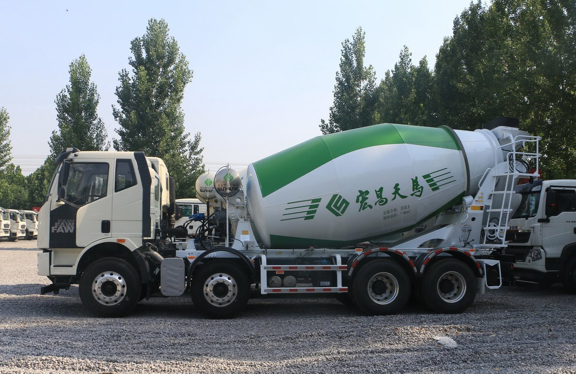 90% Neue Betonmischmaschine mit Ein-und-Halbkabine 8*4 FAW Mischwagen