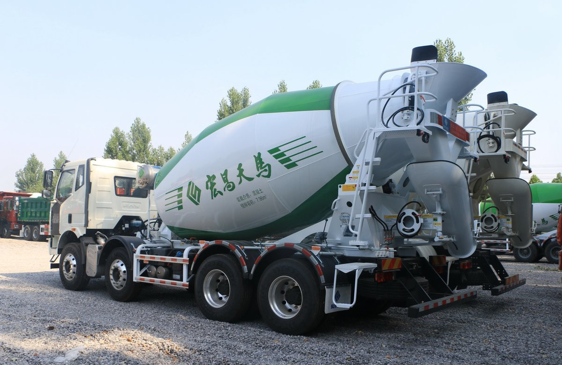 90% Neue Betonmischmaschine mit Ein-und-Halbkabine 8*4 FAW Mischwagen