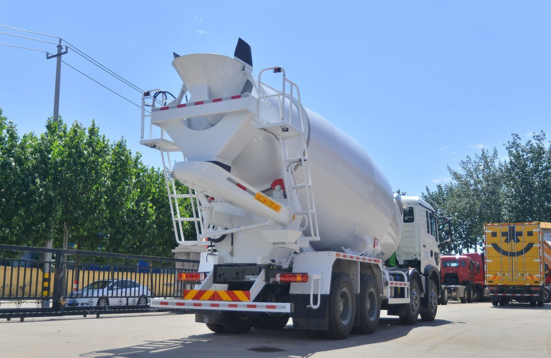 Zusammengestellter schwerer Mischwagen 8 Kubikmeter Sinotruck Howo T7 Zementmischer mit 10-Speed-Gang