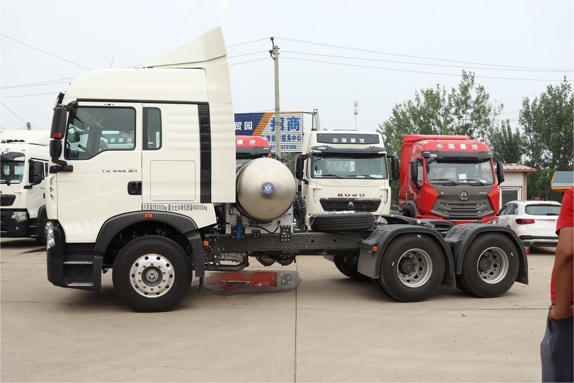 HOWO Einreihe Semi TX Schwerlastwagen 440 PS 6X4 12 Ganges Doppelantrieb LNG-Traktor National VI